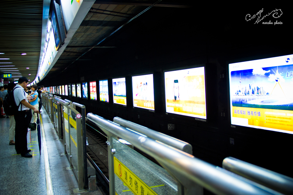 上海地铁最新图片展示,驶向未来的自信之旅