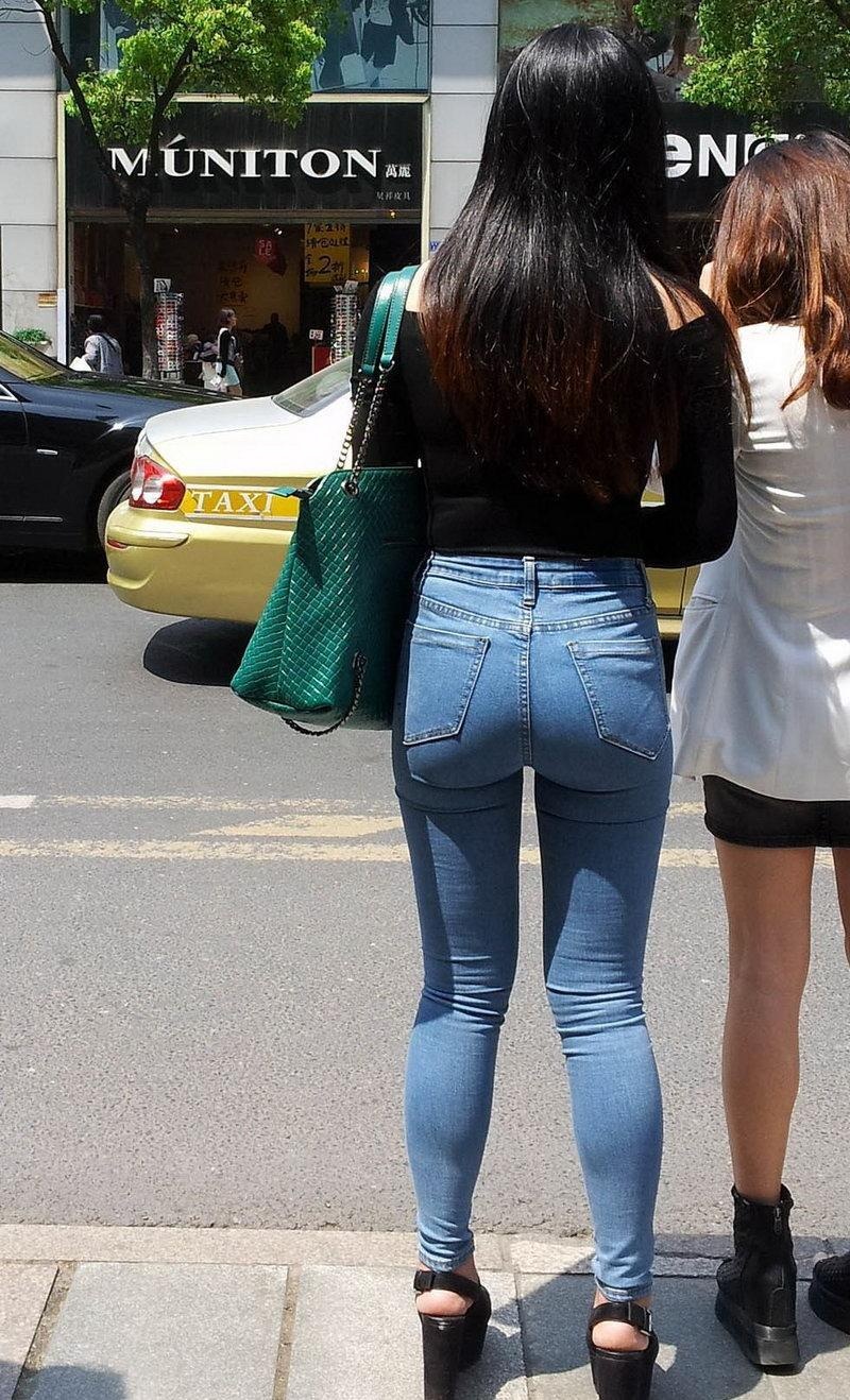 最新街拍丰臀风尚2024,小巷深处的惊喜展现