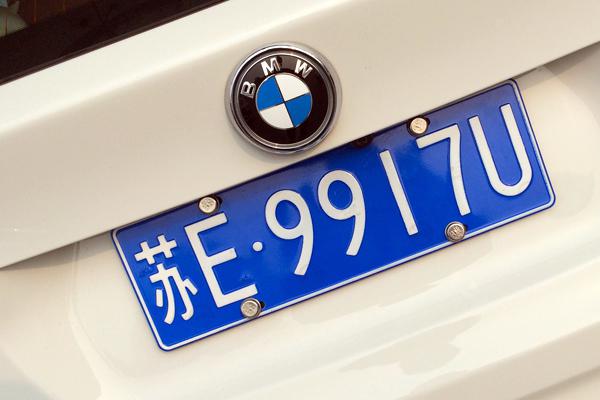 最新国产车牌与小巷独特风情