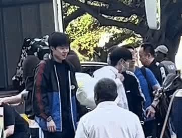 国乒新星王楚钦机场最新动态，无间追踪聚焦瞬间