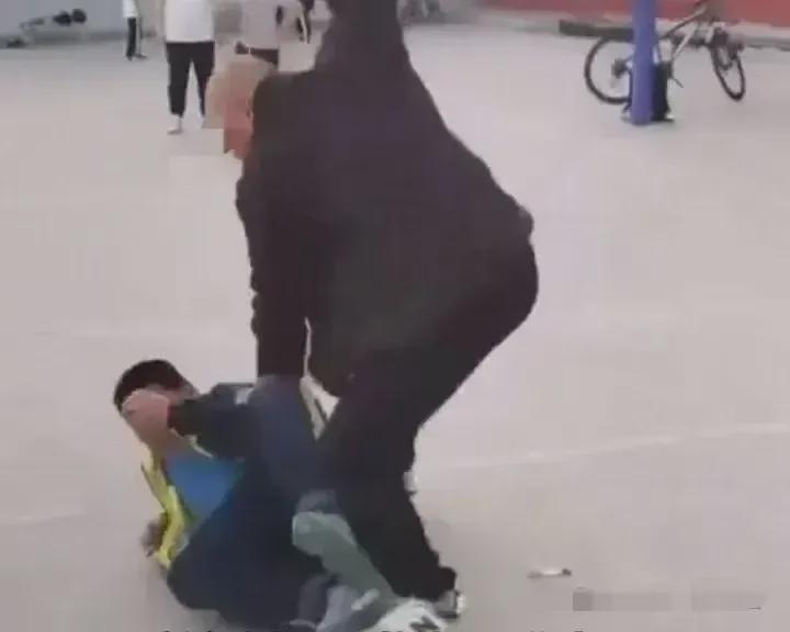 男子用衣架打女孩事件背后的心灵之旅，逃离喧嚣探索自然美景的反思与启示