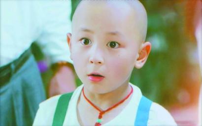 演员关凌，自然怀抱中的宁静与笑声之旅