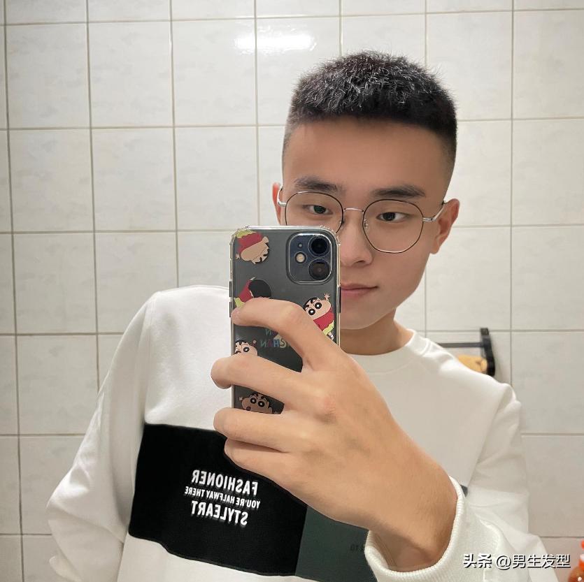 最新男生发型推荐，与自然美景对话，寻找内心平和与自信的旅程