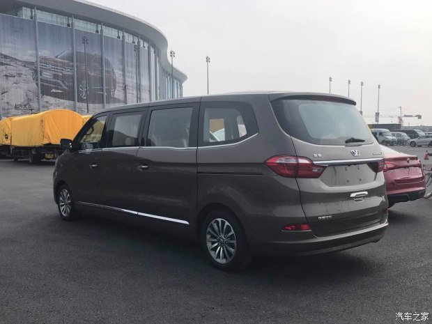 华颂7加长版最新资讯，一段家庭温馨之旅的启程