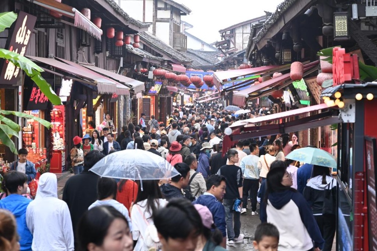重庆游客探秘巷弄秘境，独特小店的魅力之旅